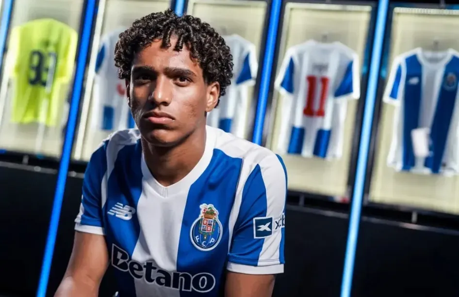 Oficial: lateral Souza é reforço